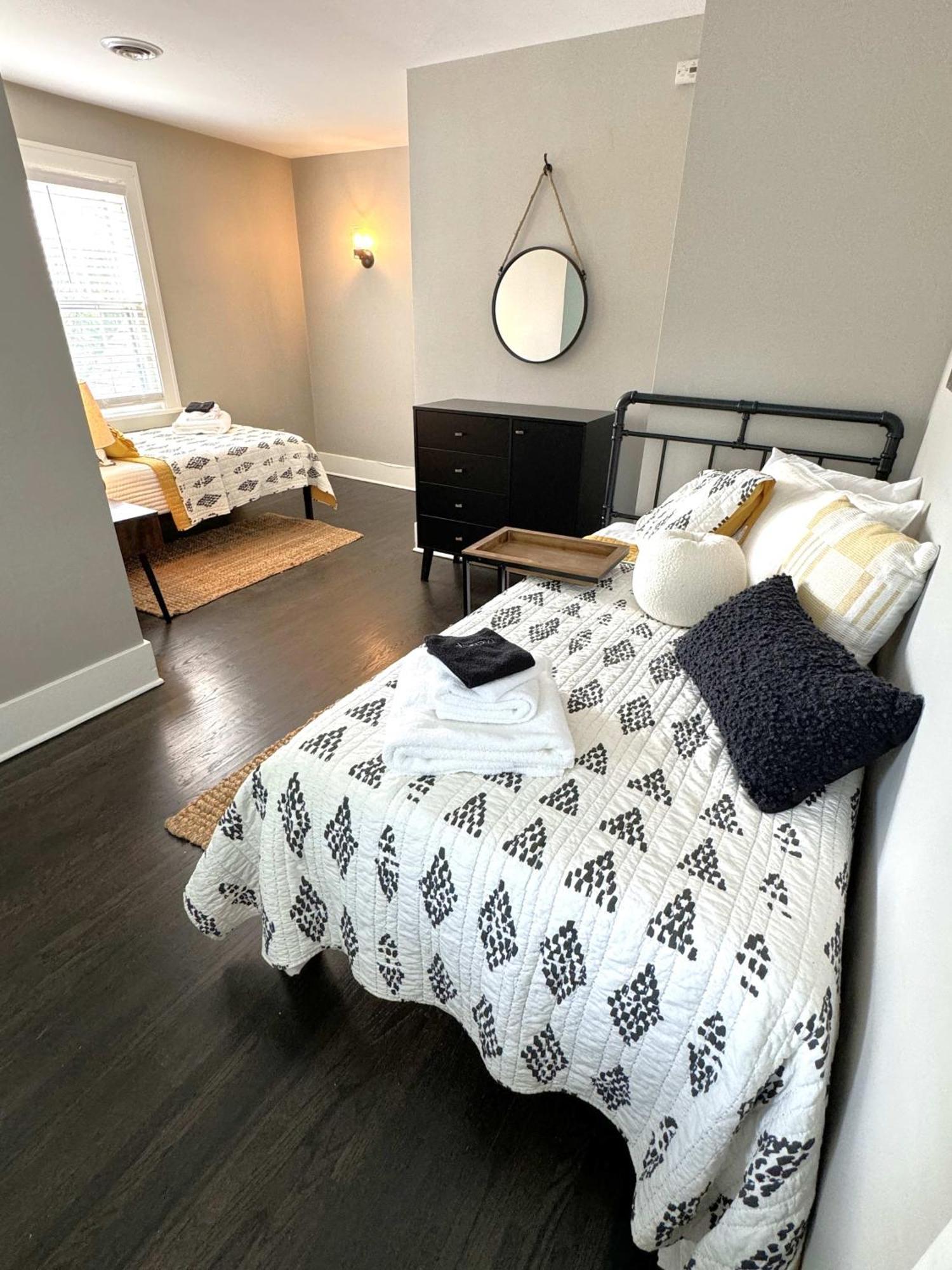 The Fox Den By Luxe Sleeps 3 Bedroom 1 Full Bath 1 Half Bath Downtown St Charles Il Saint Charles Kültér fotó